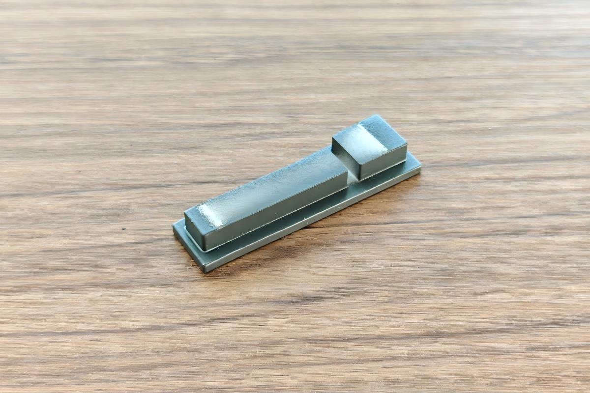 Aluminum window casing 45 degree miter corner with corner bracket and screws